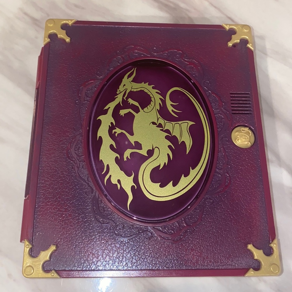 Talking Disney Descendants Lock Box. Perfect for your kids !!!! Rare Find.